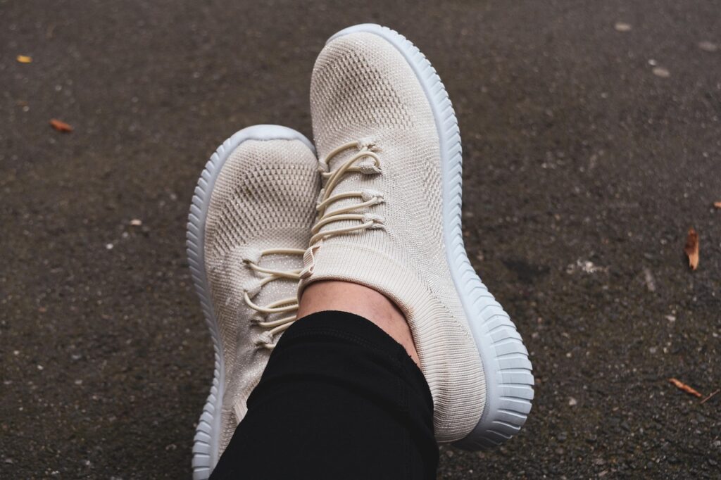 Quelle chaussure d’intérieur porter en été pour un confort optimal ?